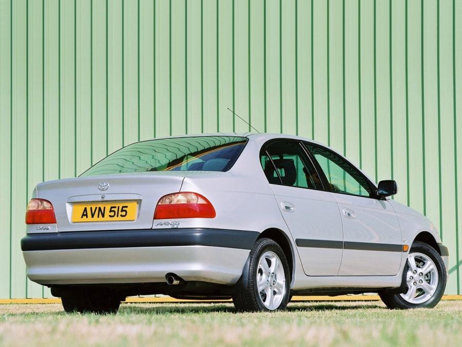  Toyota Avensis Sedan 2000 года  (UK) (фото 2 из 5)
